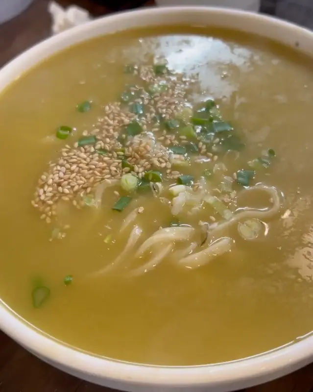 고소한 깨가 솔솔 뿌려진 보말칼국수