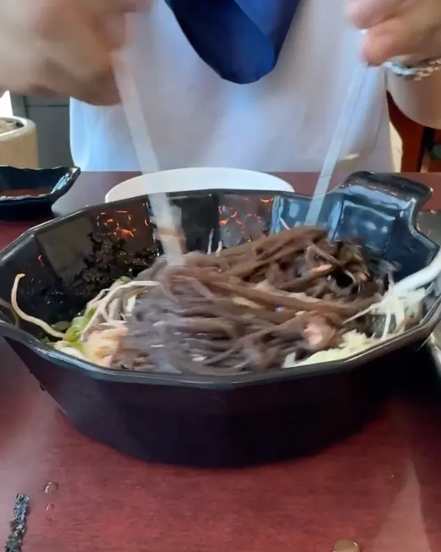 막국수를 비비는 모습