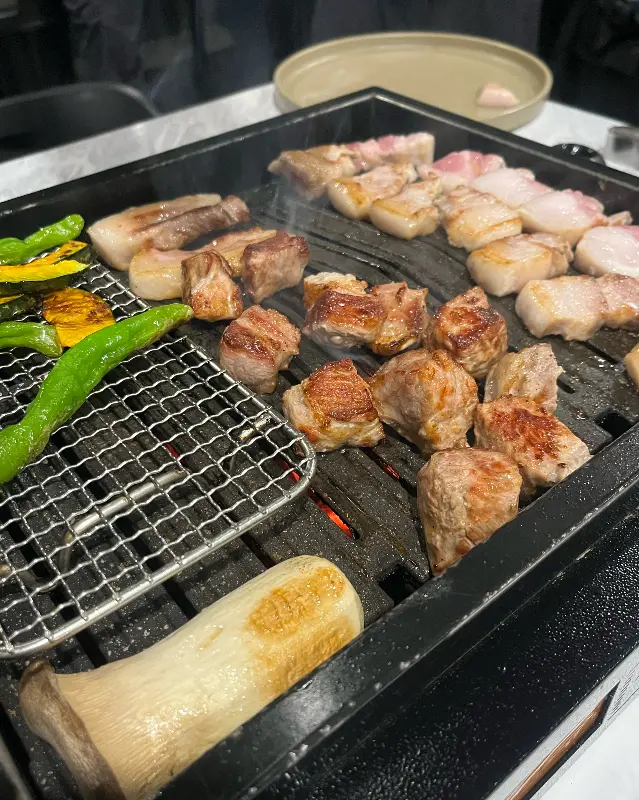 흑돼지 굽는 모습