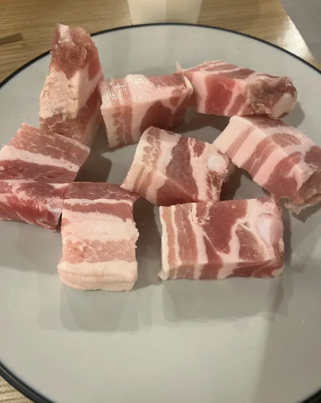 큐브 모양으로 썰어져 나온 삼겹살