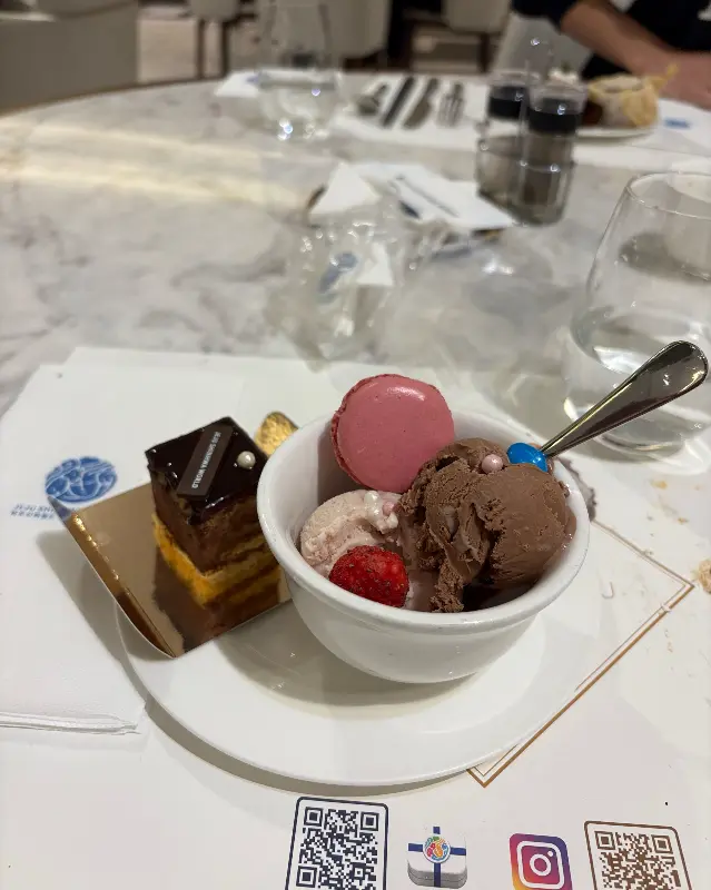 달콤한 디저트 한 접시