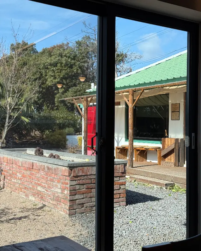 카페 외부에서 바라본 정원의 모습