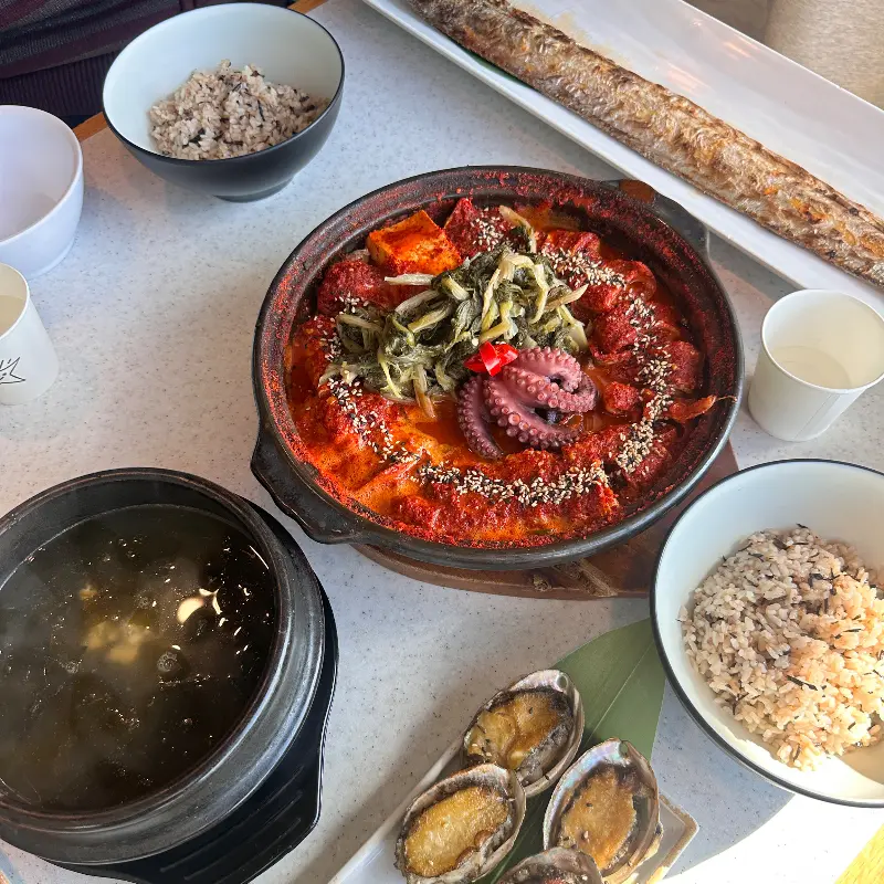 전복, 갈치조림, 미역국까지 푸짐한 한 상 차림