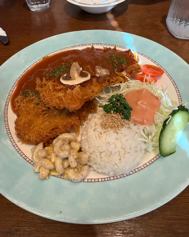 흑돼지 돈까스와 샐러드, 밥