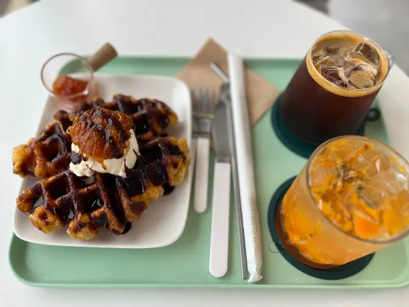 와플과 음료가 놓인 쟁반. 디저트까지 완벽한 마무리.