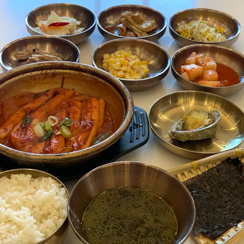 놋그릇에 담긴 정갈한 밑반찬들