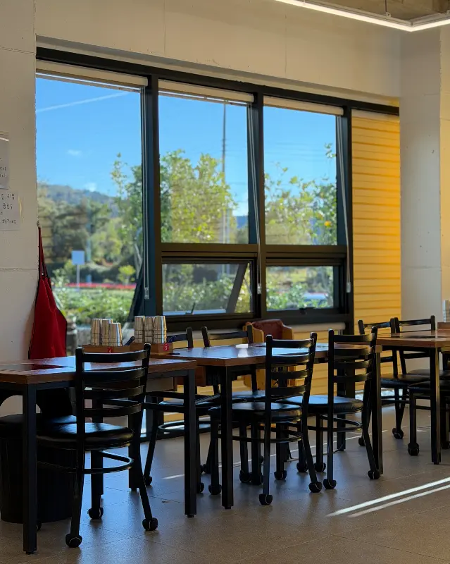 넓고 쾌적한 매장 내부