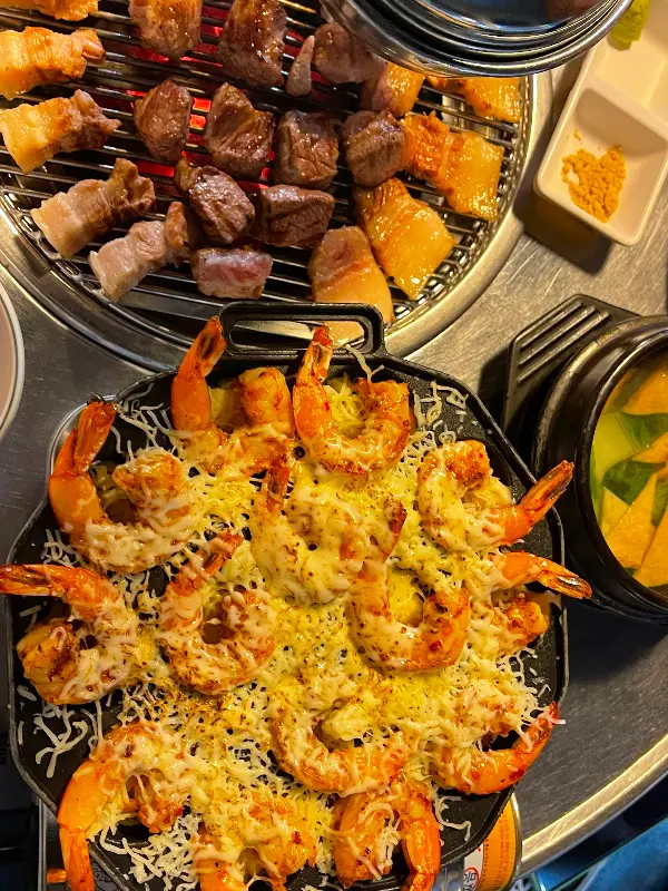 치즈가 듬뿍 올려진 메뉴