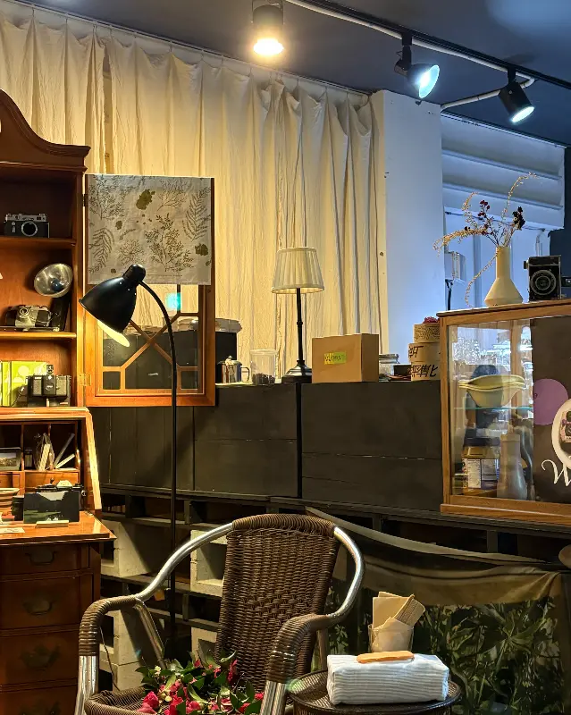 카페 내부 인테리어: 앤틱 가구와 꽃으로 장식되어 있다.