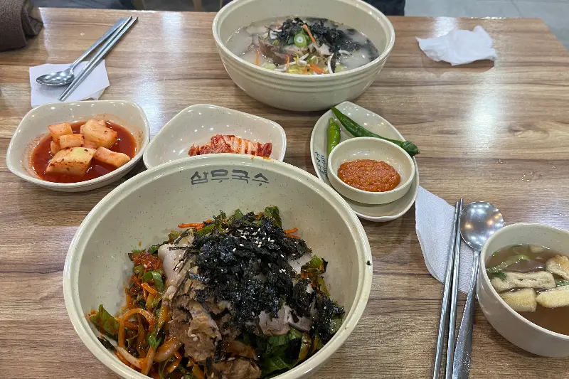 깔끔하게 차려진 기본 반찬