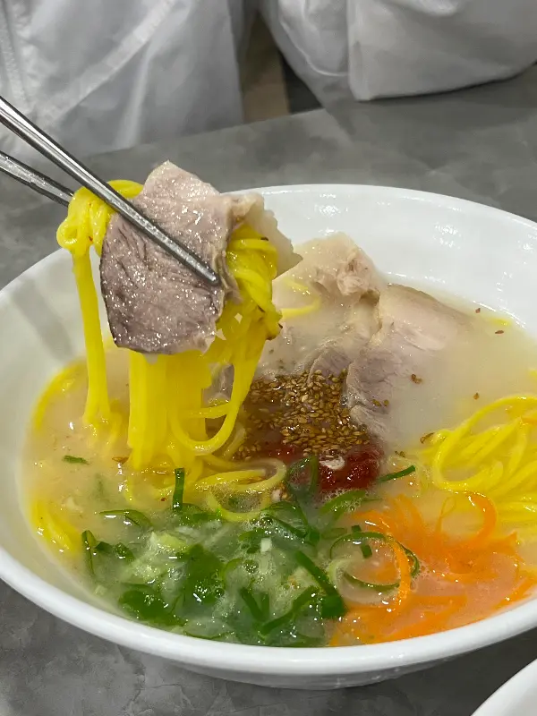 젓가락으로 면 들어올리는 모습