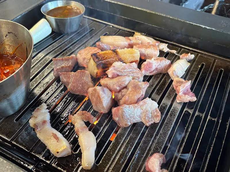 불판 위의 흑돼지