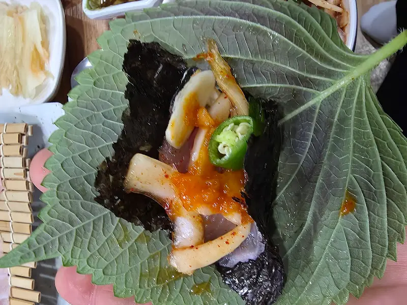 깻잎에 싸 먹는 고등어회 쌈