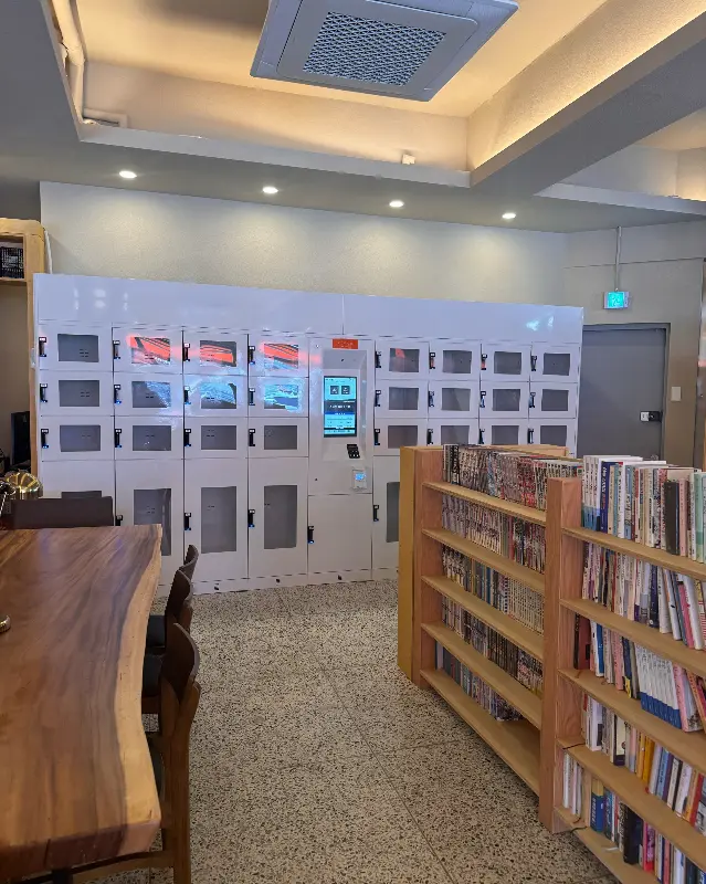 카페 내부 책장