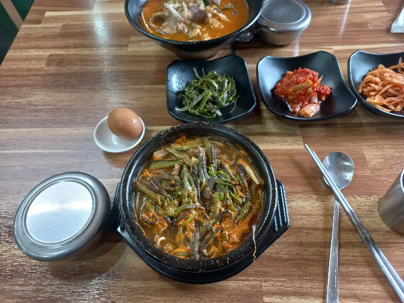 푸짐한 한상차림, 칼국수와 몸국 모두 훌륭했다