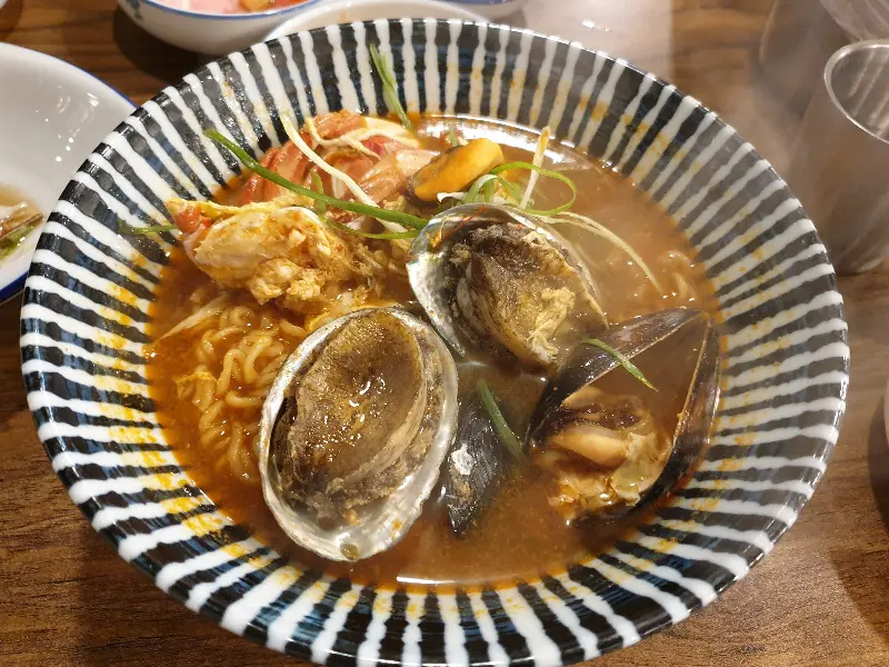 해산물이 듬뿍 들어간 전복해물라면