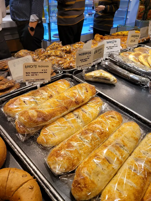 빵이 진열된 모습