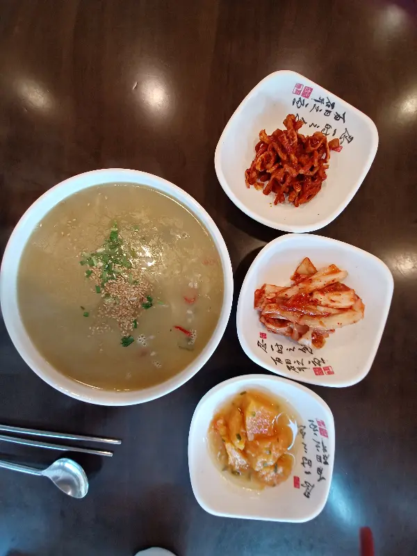 정갈한 밑반찬과 미역국