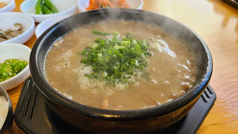 김이 모락모락 나는 해장국