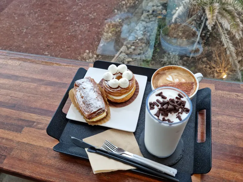 다양한 디저트와 음료