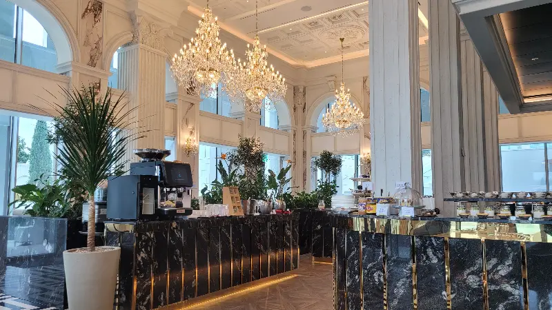 브런치 뷔페 음식 담아온 접시