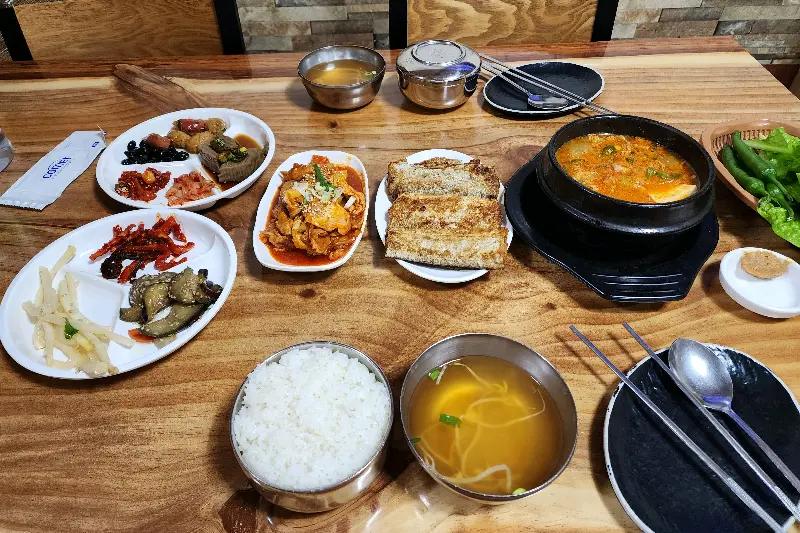 다채로운 밑반찬 라인업