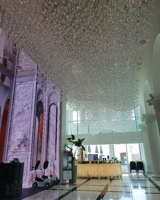 화려한 샹들리에가 인상적인 레스토랑 내부