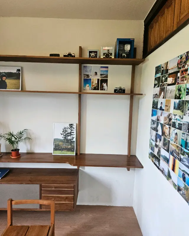 다양한 소품들로 꾸며진 카페