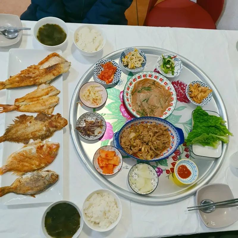 다양한 종류의 생선구이가 가지런히 담겨 있는 모습