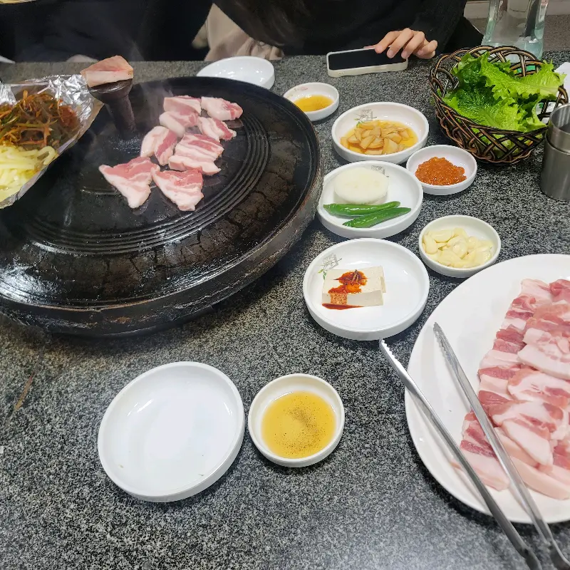 푸짐하게 차려진 웅담식당의 한 상
