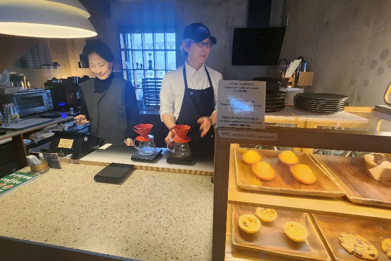 핸드드립 커피를 준비하는 바리스타