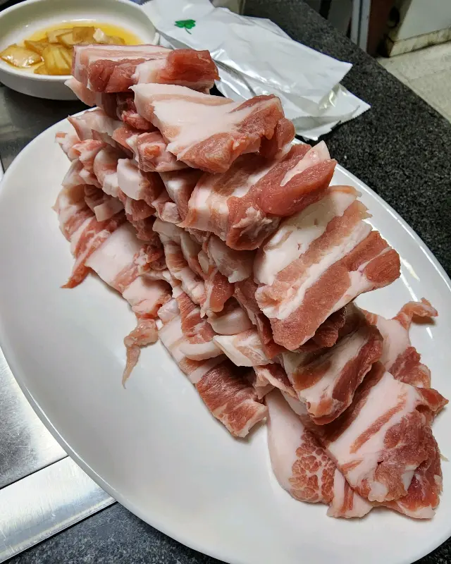 접시에 담긴 오겹살