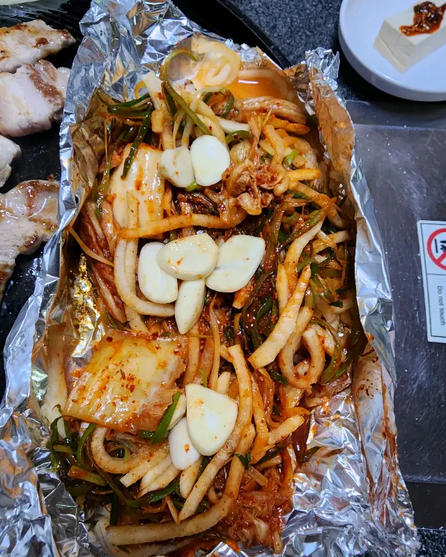 파채, 김치, 마늘의 조합