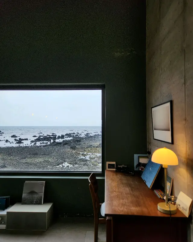 창가 좌석에서 바라본 바다 풍경