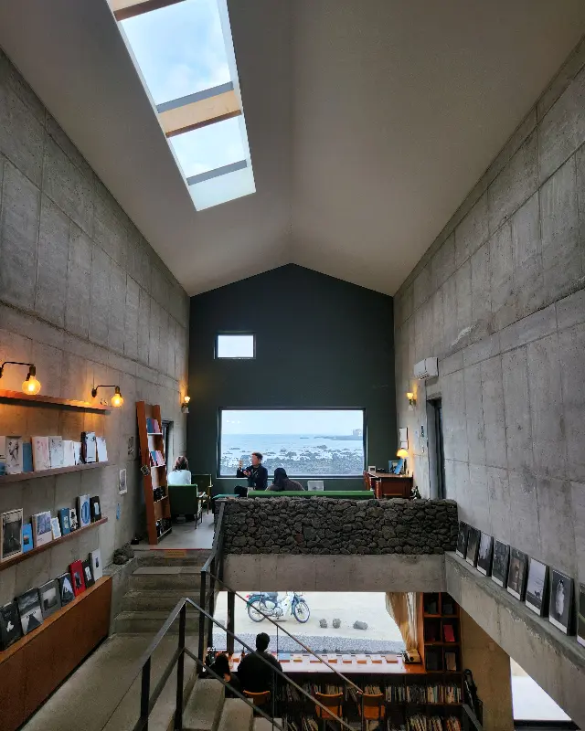 카페 내부 전경