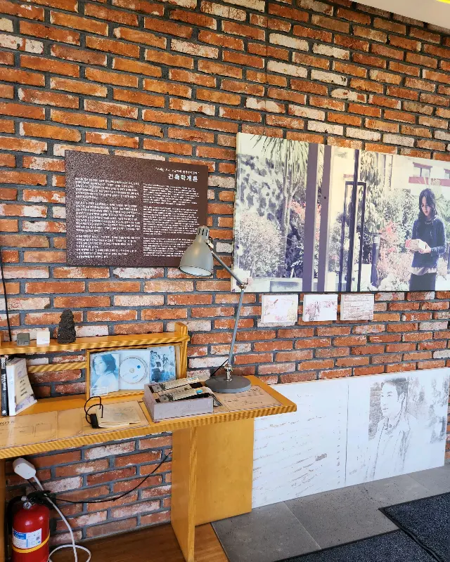 카페 내부 벽면에 전시된 건축학개론 관련 사진들