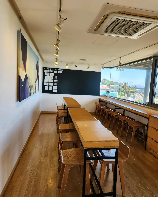 카페 내부 테이블 좌석