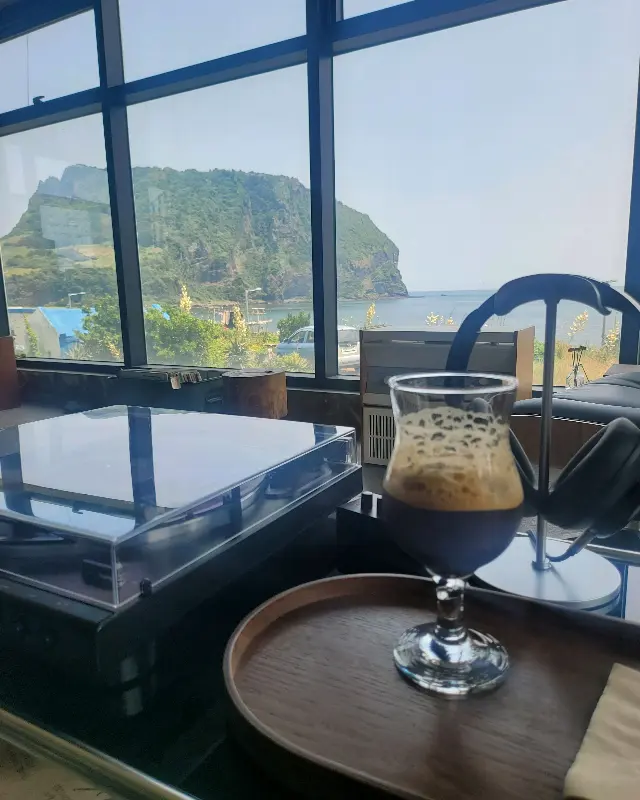 월간레코드에서 바라본 성산일출봉