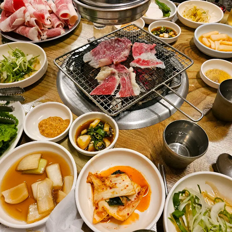 불판 위에서 익어가는 차돌박이와 제비추리