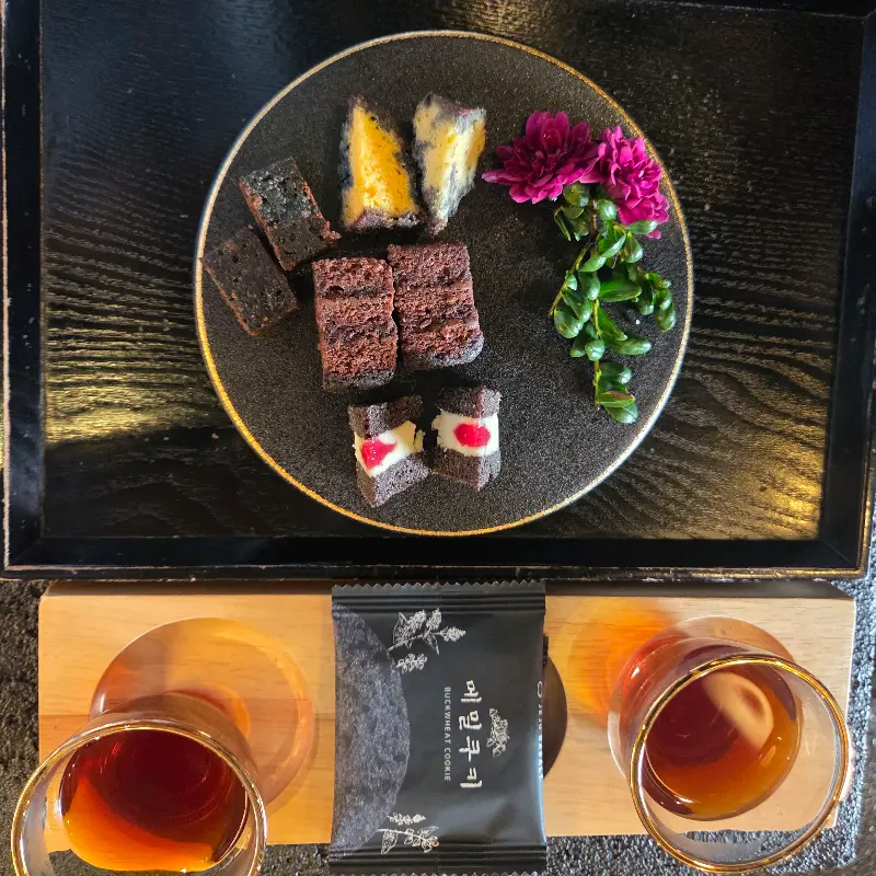 정갈하게 담겨 나온 디저트