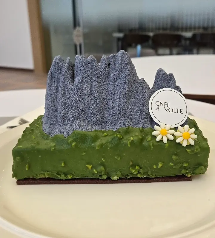 앙뚜아네트의 현무암 클라우드 케이크