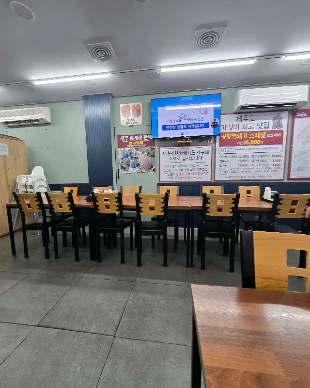 넓고 깔끔한 식당 내부