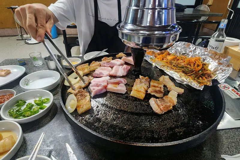 직원분이 오겹살을 굽는 모습