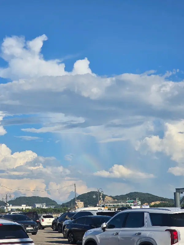 맑은 하늘과 흰 구름이 펼쳐진 풍경