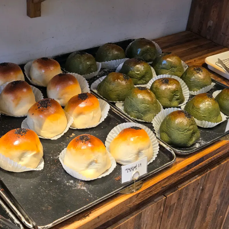 진열대 위에 놓인 빵들