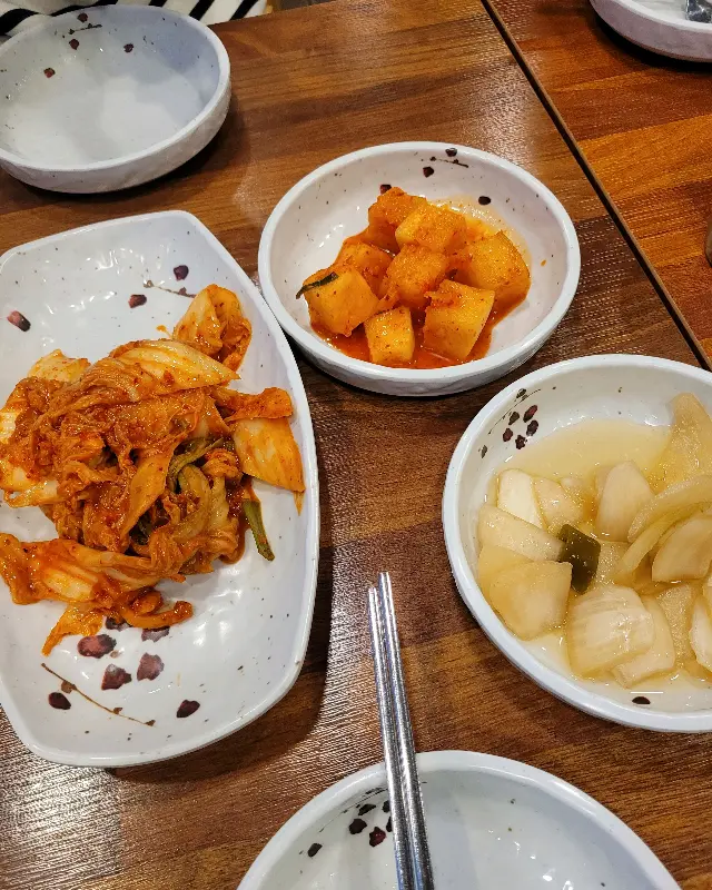 정갈하게 담겨 나온 밑반찬들의 모습.