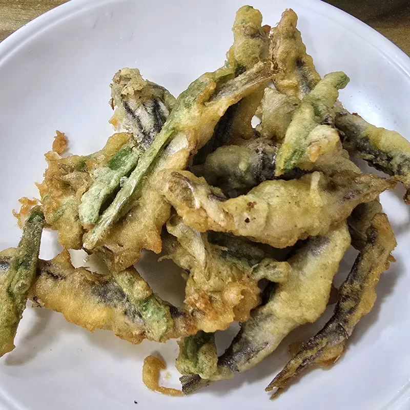 고소하고 바삭한 멜튀김