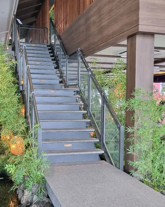 카페 내부 계단과 조경