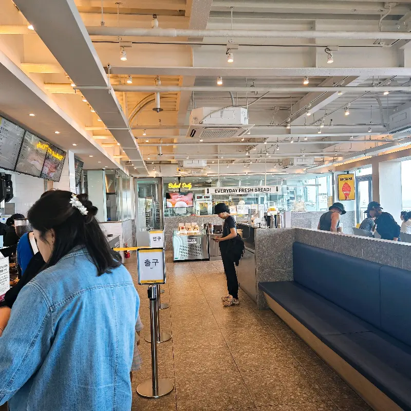 넓고 쾌적한 빽다방 내부 전경