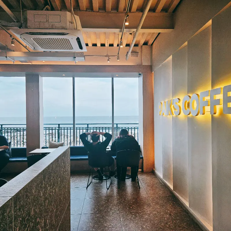 통창으로 제주 바다가 보이는 2층 좌석